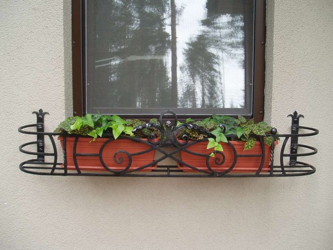 Kované okenní držáky na květiny – 45+ elegantních inspirací pro vaše okna