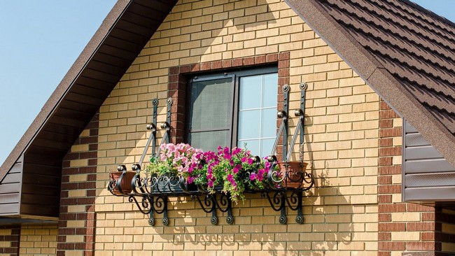 Kované okenní držáky na květiny – 45+ elegantních inspirací pro vaše okna