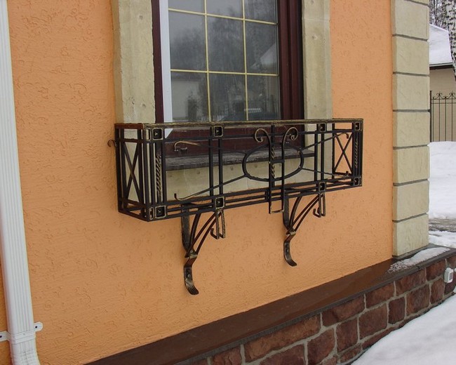 Kované okenní držáky na květiny – 45+ elegantních inspirací pro vaše okna