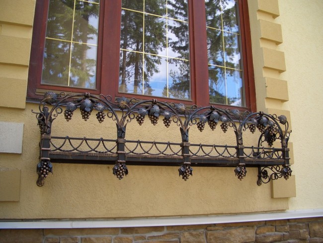Kované okenní držáky na květiny – 45+ elegantních inspirací pro vaše okna