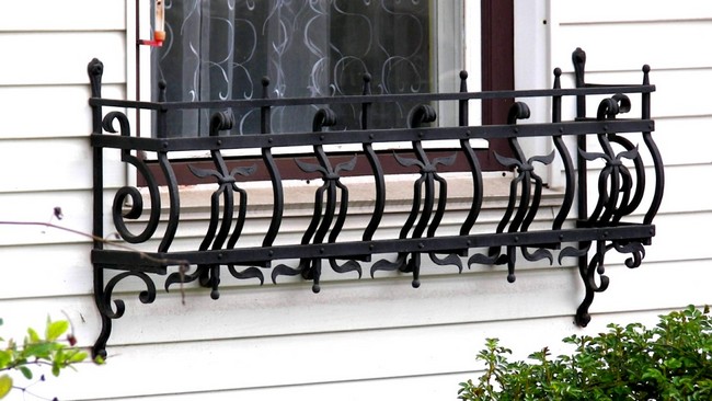 Kované okenní držáky na květiny – 45+ elegantních inspirací pro vaše okna