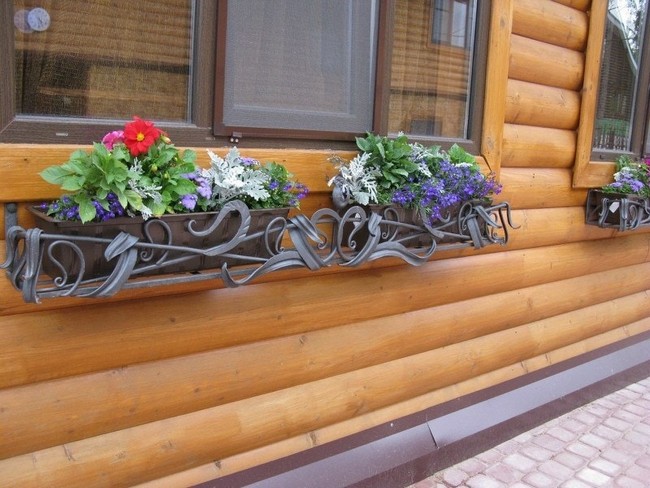 Kované okenní držáky na květiny – 45+ elegantních inspirací pro vaše okna