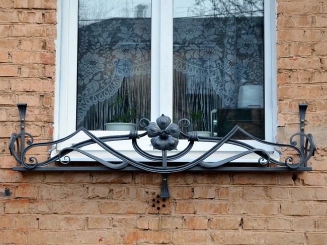 Kované okenní držáky na květiny – 45+ elegantních inspirací pro vaše okna