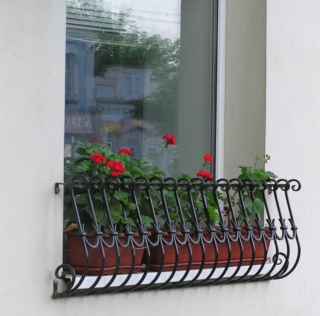 Kované okenní držáky na květiny – 45+ elegantních inspirací pro vaše okna