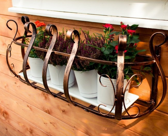 Kované okenní držáky na květiny – 45+ elegantních inspirací pro vaše okna
