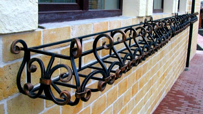 Kované okenní držáky na květiny – 45+ elegantních inspirací pro vaše okna