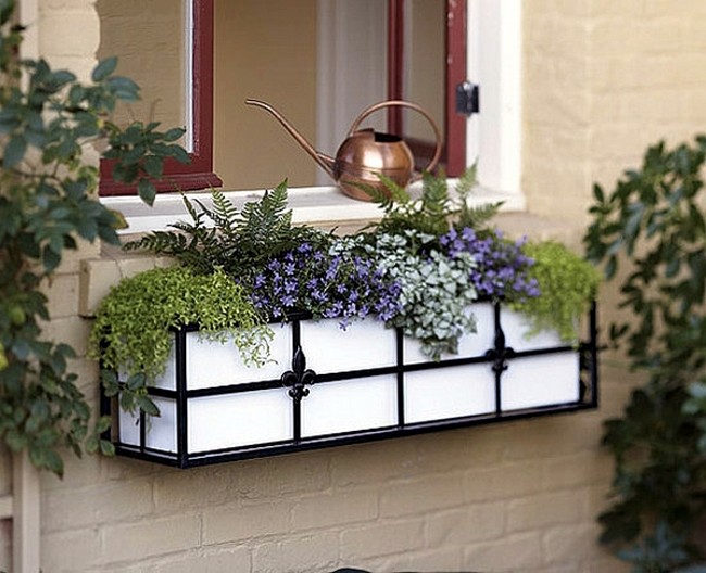 Kované okenní držáky na květiny – 45+ elegantních inspirací pro vaše okna