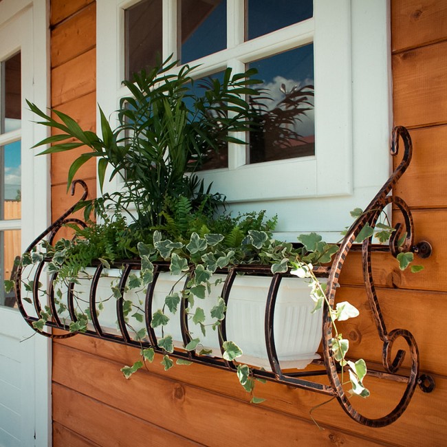 Kované okenní držáky na květiny – 45+ elegantních inspirací pro vaše okna