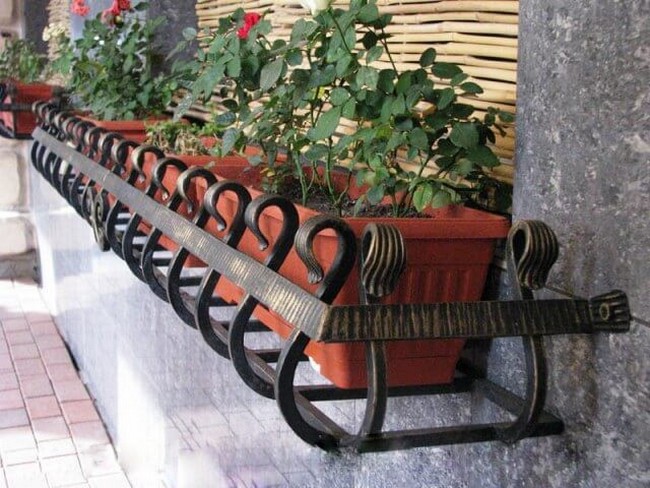 Kované okenní držáky na květiny – 45+ elegantních inspirací pro vaše okna