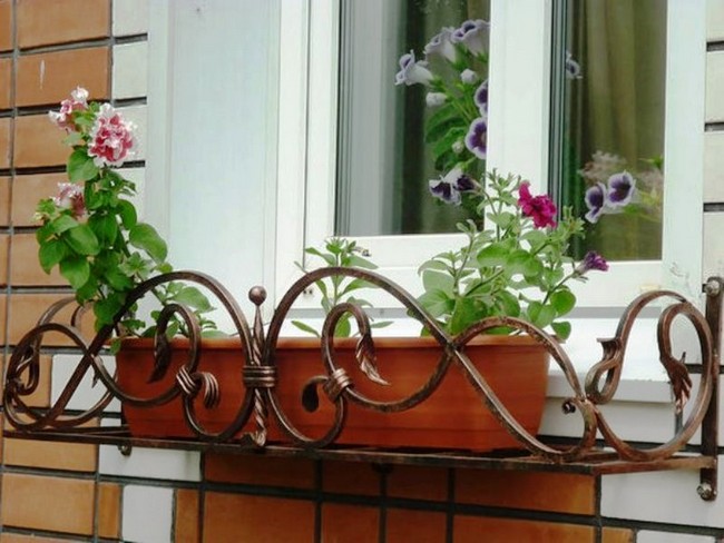 Kované okenní držáky na květiny – 45+ elegantních inspirací pro vaše okna