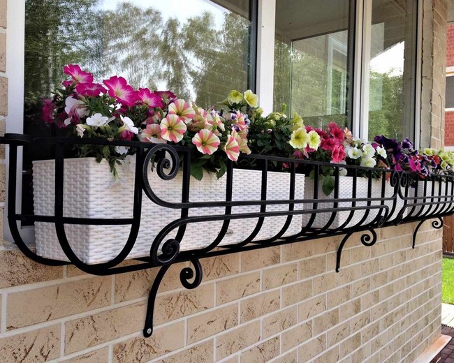 Kované okenní držáky na květiny – 45+ elegantních inspirací pro vaše okna