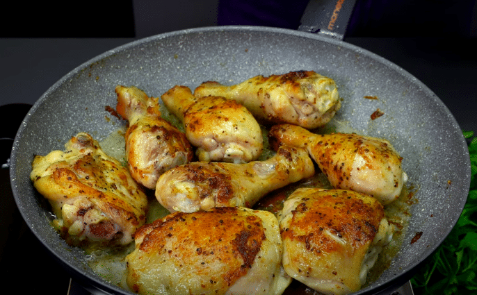 kuřecí stehna ve smetanové omáčce připravené na jedné pánvi – velmi rychlé a chutné