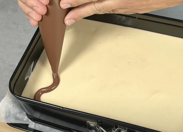 lahodná krémová buchta s nutellou a také pár kousky jablek!