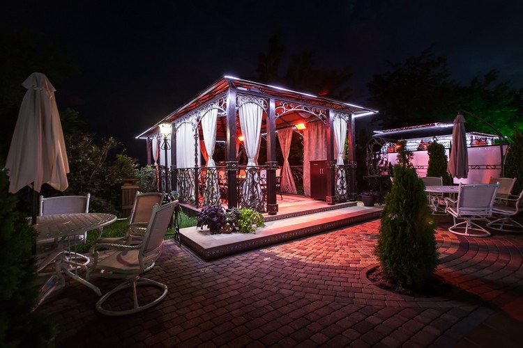 25+ inspirací na elegantní osvětlení pergoly, které dodá vašemu venkovnímu prostoru pohodu i styl