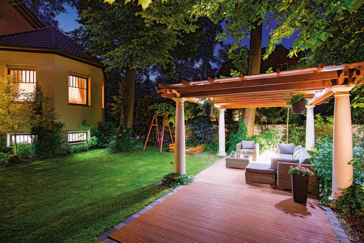 25+ inspirací na elegantní osvětlení pergoly, které dodá vašemu venkovnímu prostoru pohodu i styl