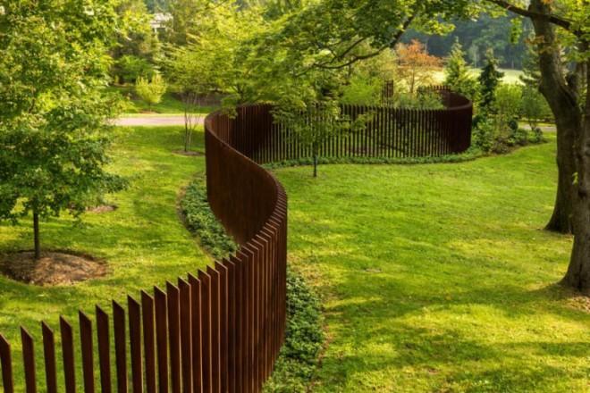 35+ inspirativních nápadů, jak proměnit obyčejný plot v jedinečný designový prvek