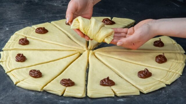 voňavé a nadýchané domácí croissanty z kynutého těsta plněné náplní!