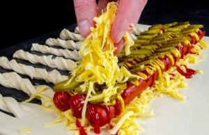 recept na obří hot-dog: vyzkoušejte tento závin plněný sýrem a párky!