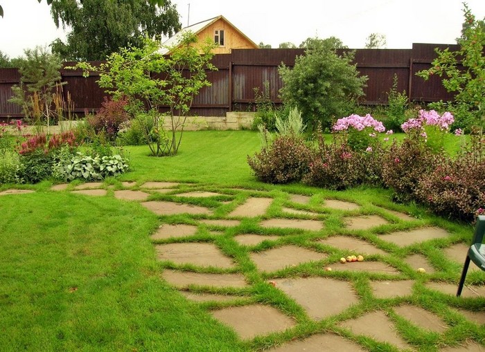 Zahradní cesty na trávníku: 55 nápadů na terénní úpravy