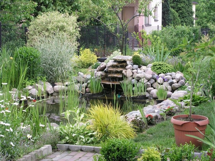 Mini jezírka, vodopády a potůčky: 55 skvělých nápadů na zahradní dekorace