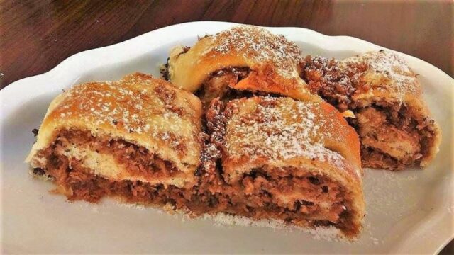 boží kokosový závin se smetanou a kakaem – ideální k odpolední kávě!