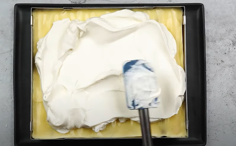recept na vynikající piškotový dezert se smetanou a vanilkový krémem!