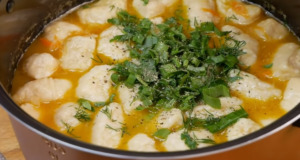 Snadný recept na líné kuřecí knedlíky – naprosto dokonalá součást vaší polévky