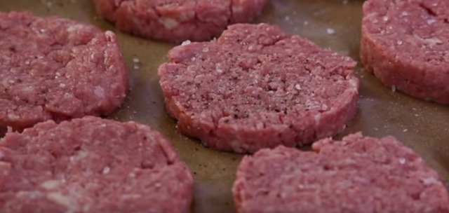 jednoduchý recept na vynikající burgery v bramborovo-sýrovém kabátku!