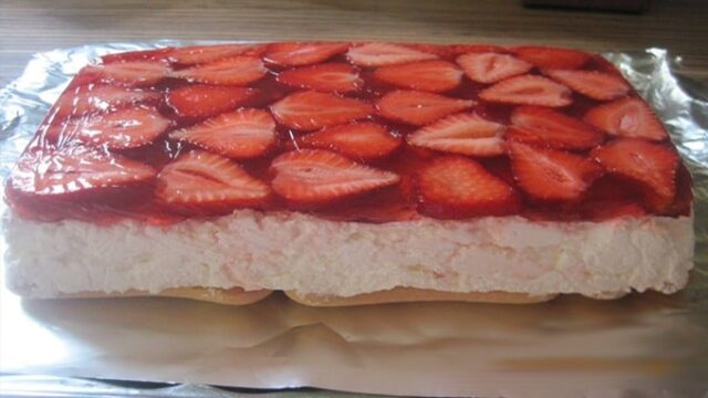 recept na vynikající piškotový dort s tvarohem a jahodami! recept na vynikající piškotový dort s tvarohem a jahodami!