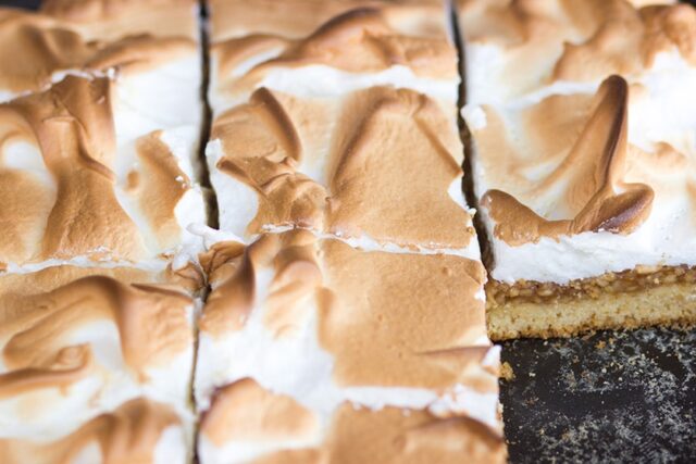 domácí ořechově-jablečné řezy se sněhem