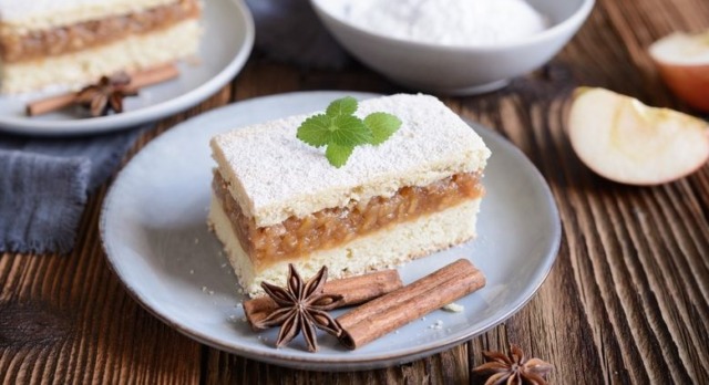 extra lehký piškotový jablečný koláč (hrníčkový recept) extra lehký piškotový jablečný koláč (hrníčkový recept)