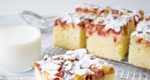 Jogurtová bublina s rebarborou (hrníčkový recept) jogurtová bublina s rebarborou (hrníčkový recept)