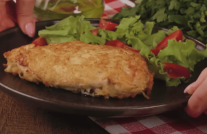 inspirace na skvělý slaný recept – kuřecí prsa plněná sýrem v bramborovém kabátku!