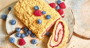 Letní roláda s malinami a borůvkami letní roláda s malinami a borůvkami