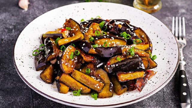 ostře-sladký lilkový salát, který si okamžitě zamilujete