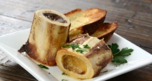 Pečené špikové kosti s česnekovými toasty pečené špikové kosti s česnekovými toasty