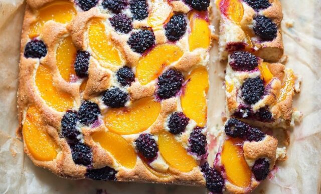 rychlá letní smetanová bublanina s broskvemi a ostružinami