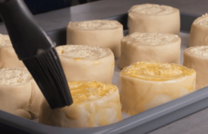 klasika z listového těsta a sýru: vyzkoušejte tyto slané, sýrové šneky!