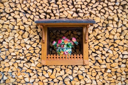 topíte doma dřevem? může ozdobit i vaši zahradu