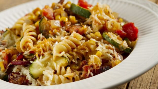 výborný řecký těstovinový salát se zeleninou – vhodný jako hlavní chod či chutná svačina