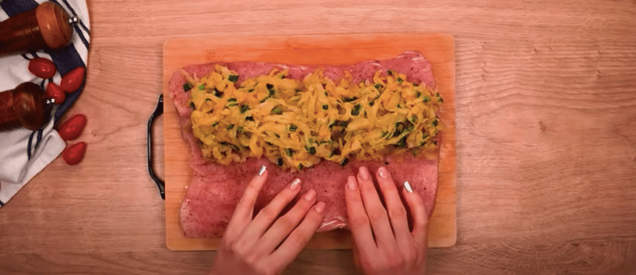 slaná roláda plná chutí: připravte si vepřovou kotletu se slaninou a nakládaným zelím
