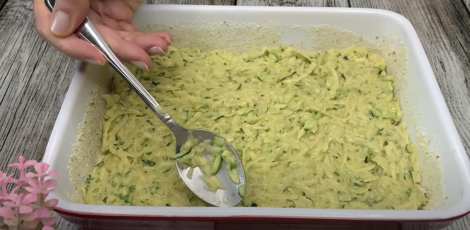 koláč z brambor a strouhané cukety plněný šunkou a sýrem koláč z brambor a strouhané cukety plněný šunkou a sýrem