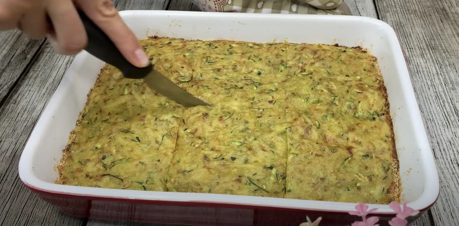 koláč z brambor a strouhané cukety plněný šunkou a sýrem koláč z brambor a strouhané cukety plněný šunkou a sýrem