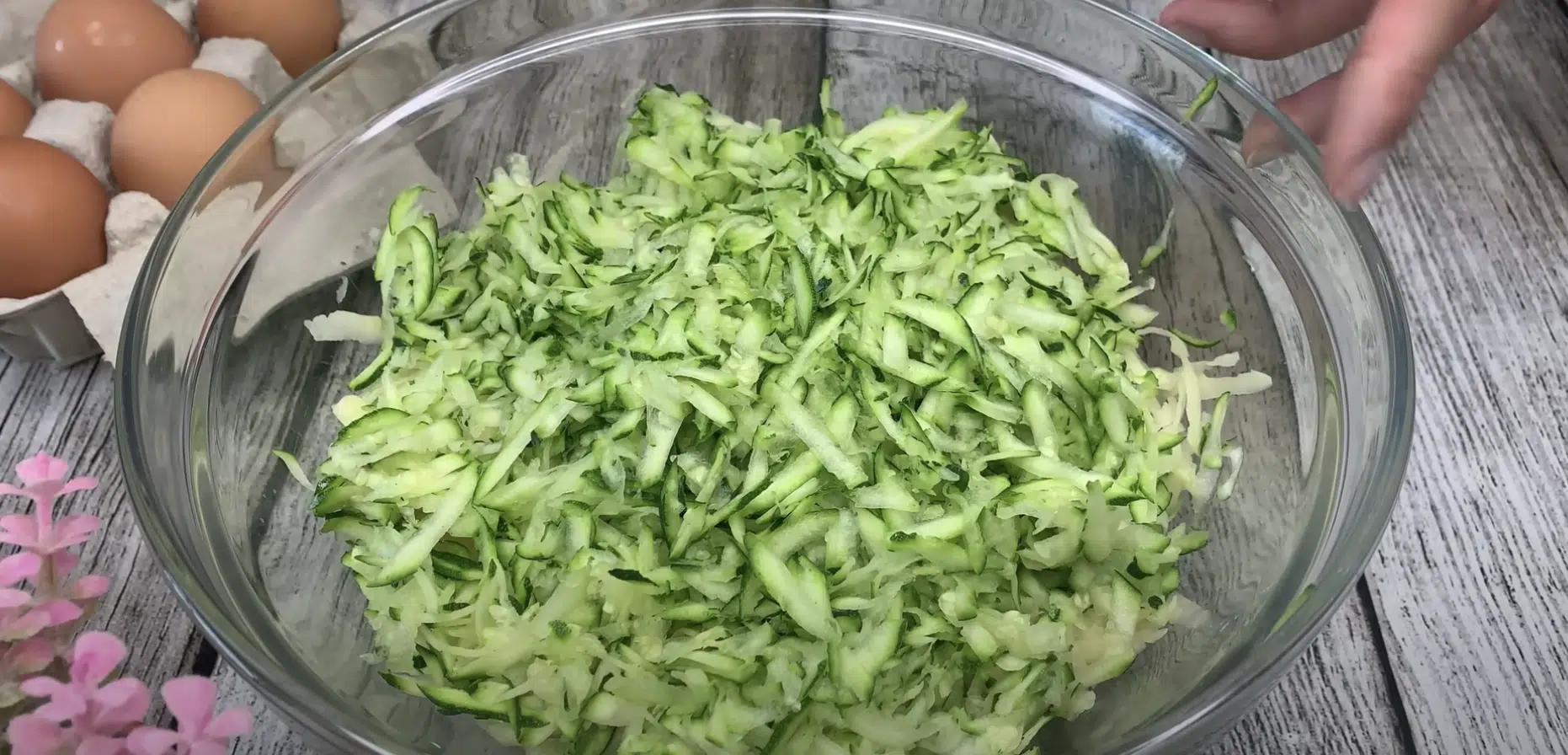 koláč z brambor a strouhané cukety plněný šunkou a sýrem koláč z brambor a strouhané cukety plněný šunkou a sýrem