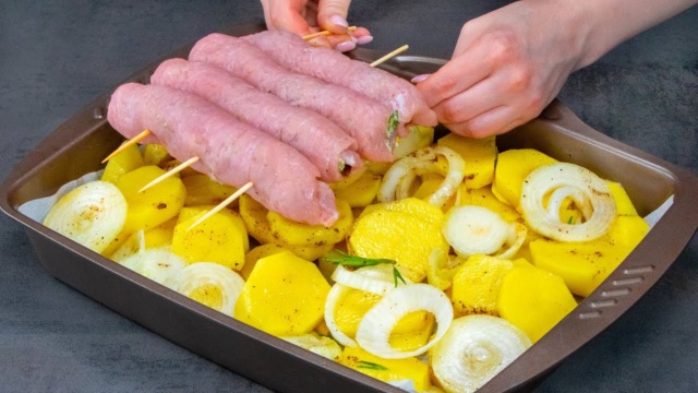 delikátní plněné rolky na špejlích: vepřová kotleta s bramborem trochu jinak