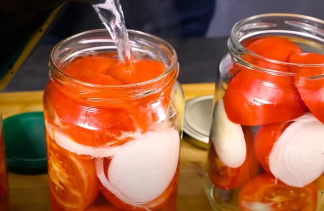 rajčatový salát s cibulí – tento salát dělám každý rok na zimu
