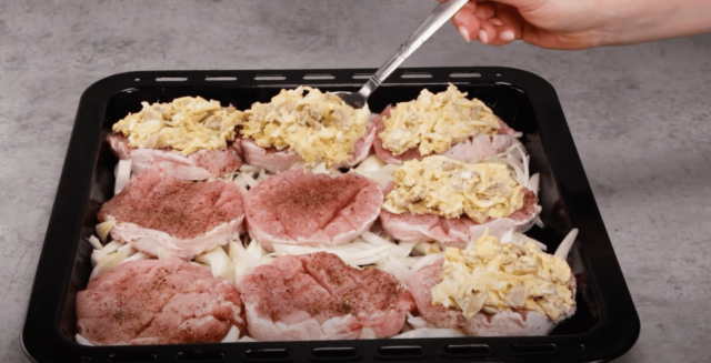 vynikající vepřové kotlety s houbovou pokrývkou posypané sýrem