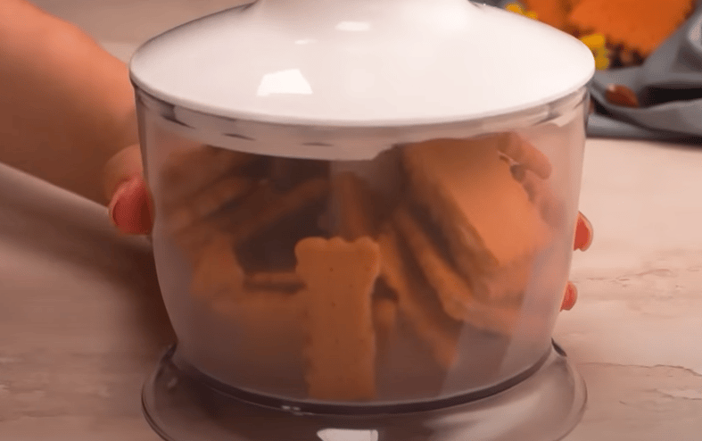 fantastická krémová roláda s malinami a ze sušenkového základu