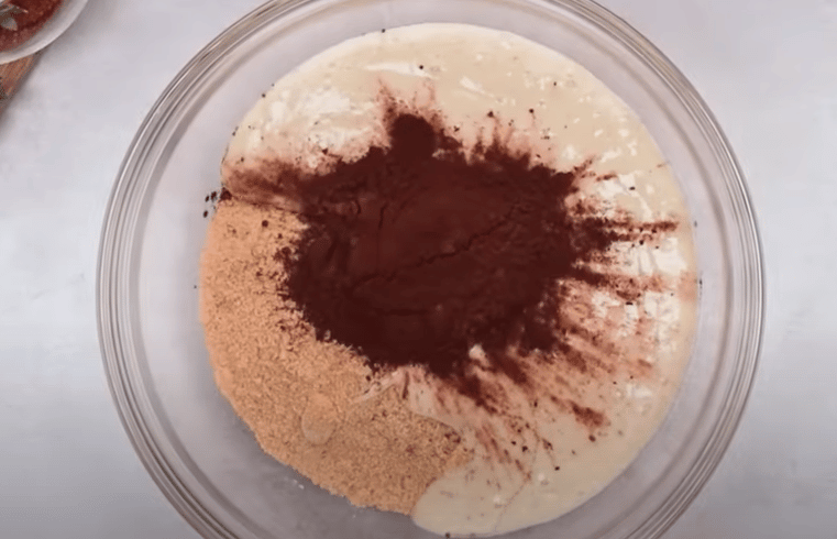 fantastická krémová roláda s kousky borůvek a jahod – ideální dezert k odpolední kávě