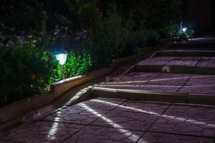 17 různých typů solárních světel na vaši zahradu